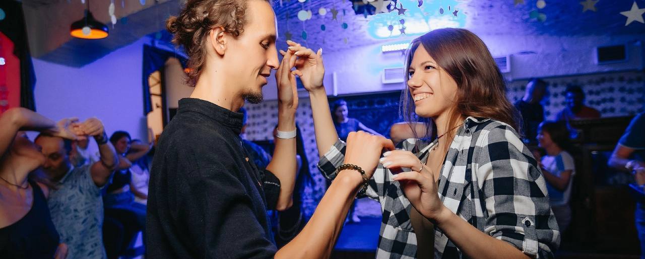 Бачата (Bachata) – это романтичный и страстный парный танец.